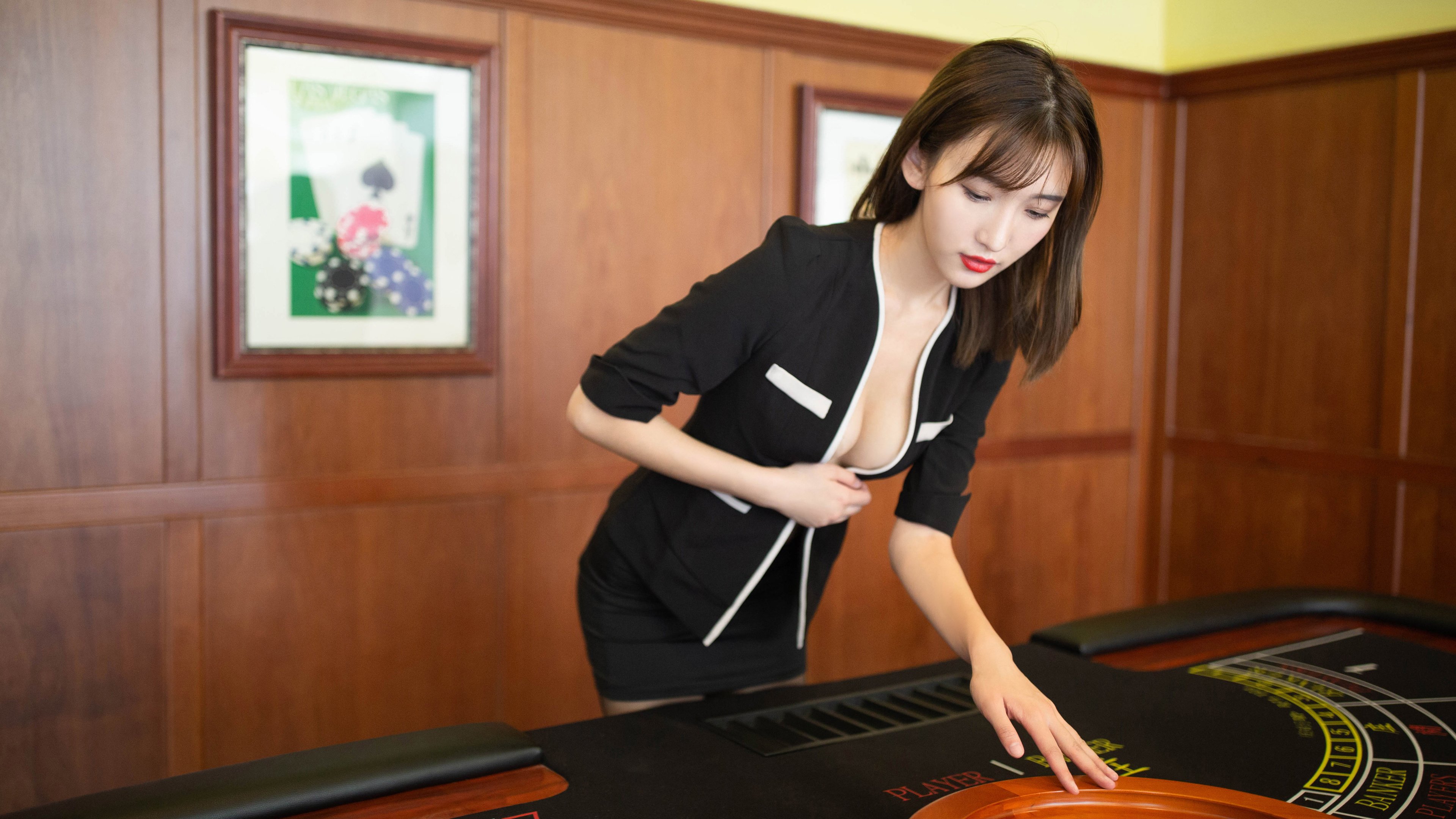 “金牛区城北体育馆：舞者们挑战动作极限，运动舞蹈赛场上演速度与优雅的碰撞”