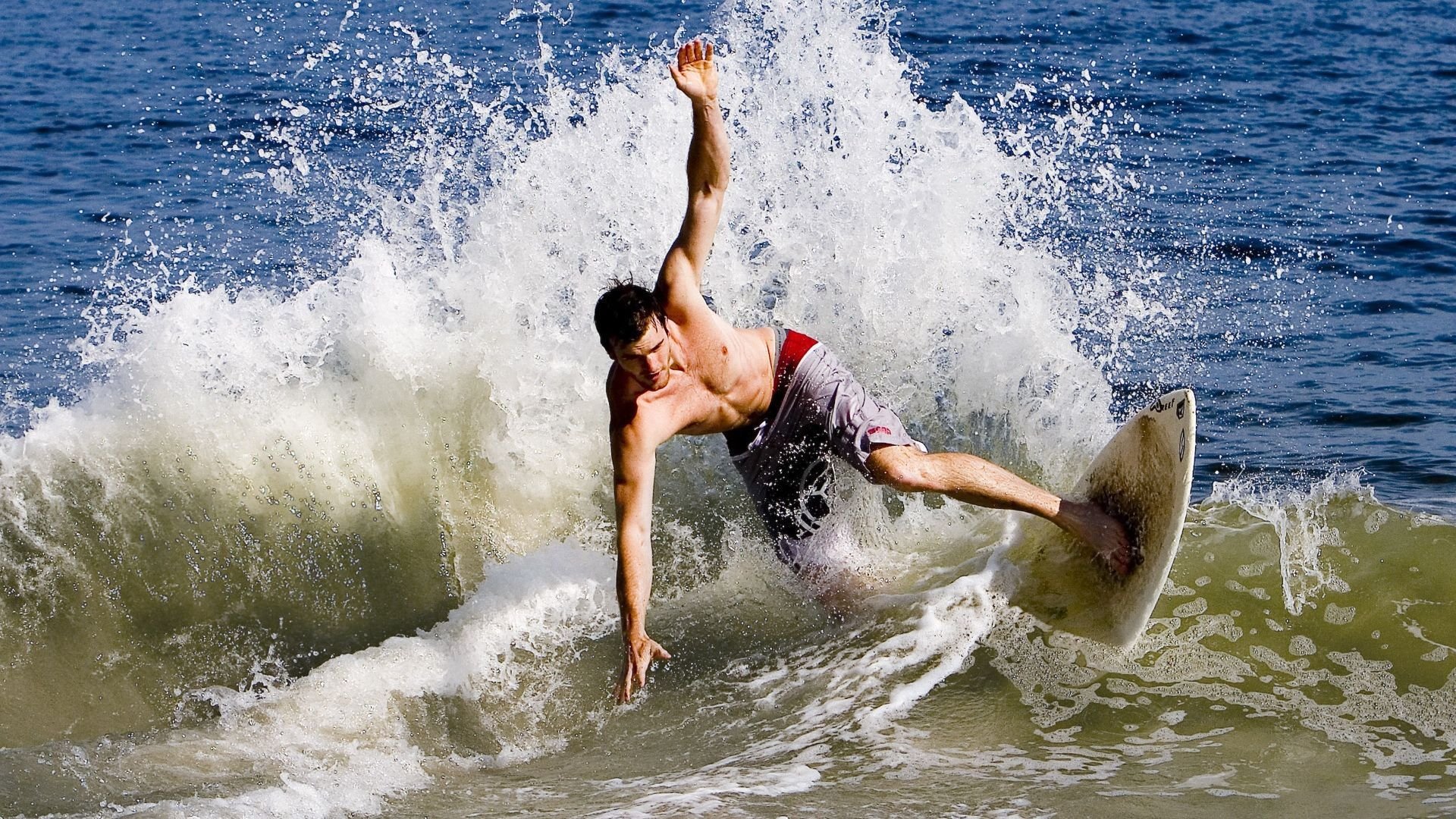 爱游戏体育app-_青年冲浪竞速赛：浪尖上的青春角逐_，青少年冲浪培训班